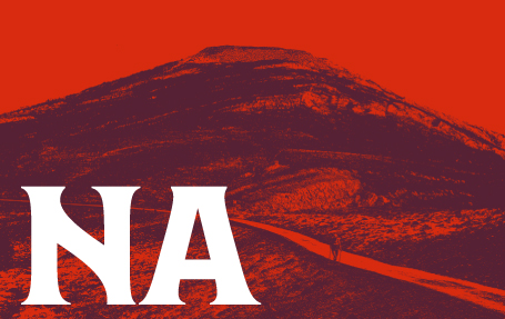 Fondo rojo de marca NAVARRA | NAFARROA con las letras mayúsculas NA, en referencia a Navarra